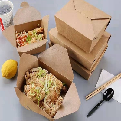 O restaurante de papel por atacado remove o alimento da caixa para ir recipiente